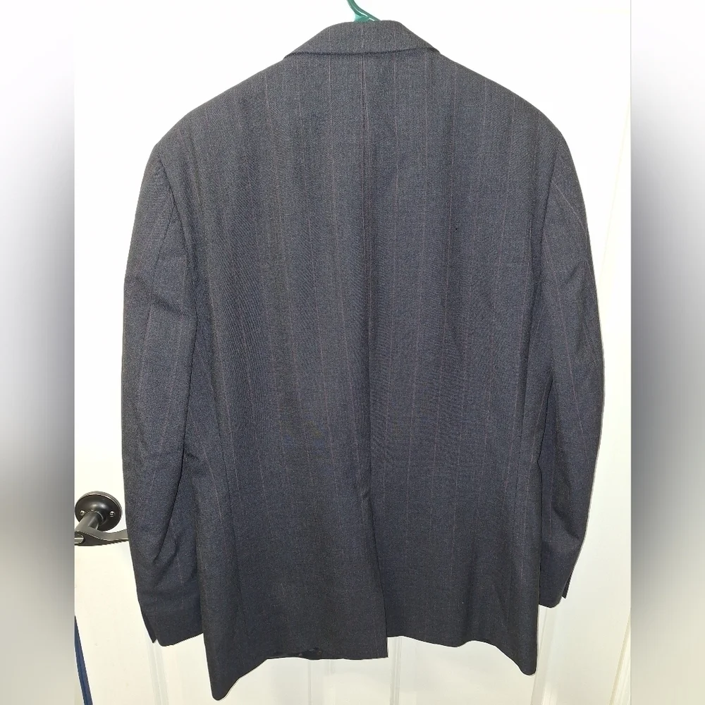 1155 Collection Grey pinstriped 100% pure wool jacket in a Men's 43R.